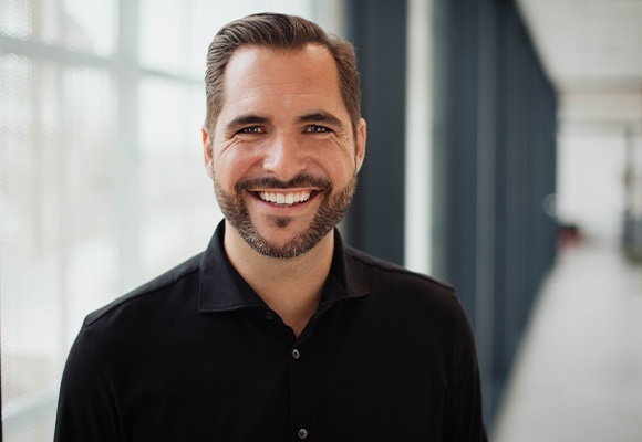 Lachender Mann namens Florian Hütthaler