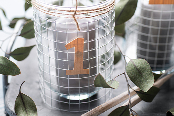 Glas mit einer Kerzen. Auf dem Glas steht 1.