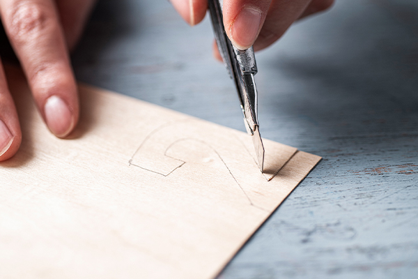 2 wird mit einem Cuttermesser ausgeschnitten