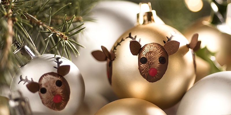 DIY-Weihnachtskugeln mit Rentieren aus Fingerabdrücken  