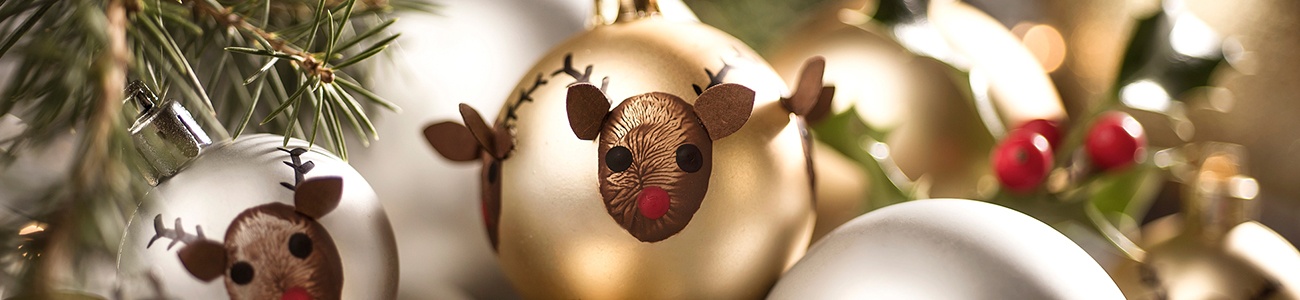 DIY-Weihnachtskugeln mit Rentieren aus Fingerabdrücken  