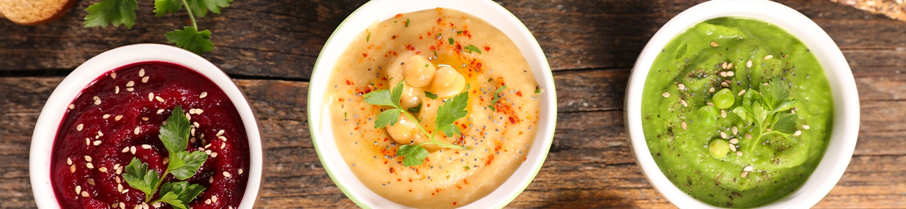 Laktosefreie Gemüsesuppen auf einem Holztisch
