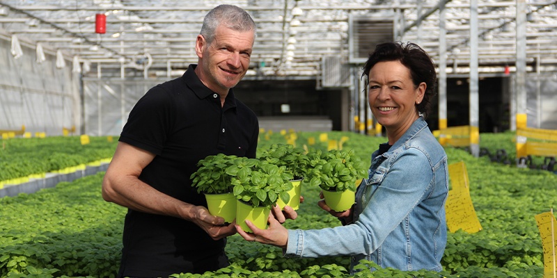 Zwei Personen lächeln in die Kamera