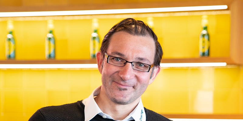 Ein Mann lächelt in die Kamera