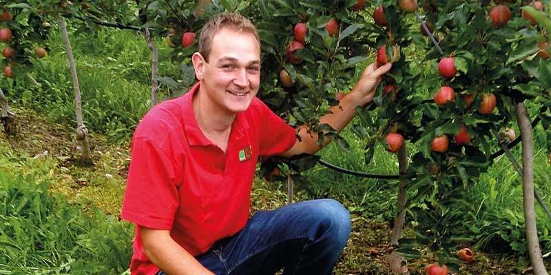 Simon Zimmermann lächelt in die Kamera