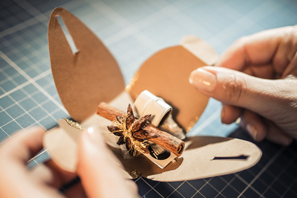 Sternanis und Zimt werden in eine Kartonschachtel gepackt