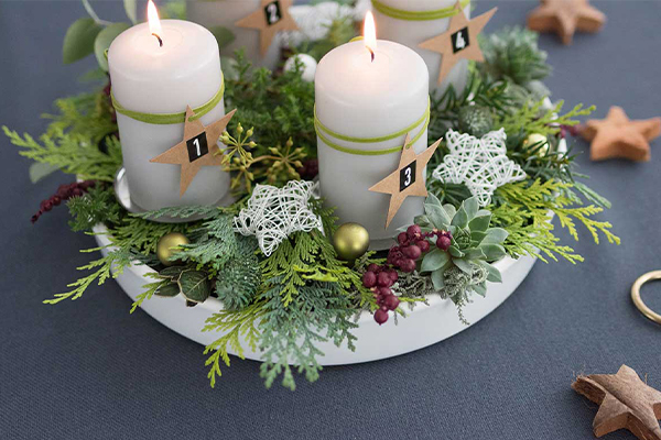 Adventkranz mit grauen Kerzen