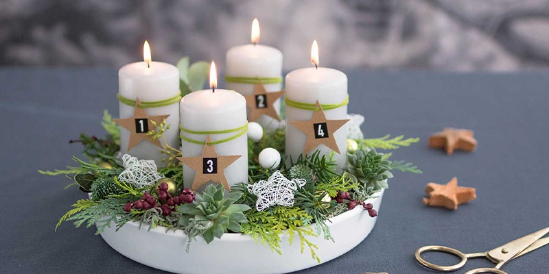 Bunter Adventkranz mit nummerierten Kerzen