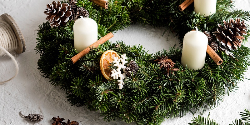 Traditioneller Adventkranz mit Tannengrün zum Nachmachen