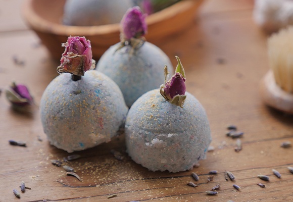 Selbstgemachte Badekugeln mit getrockneten Rosenblüten