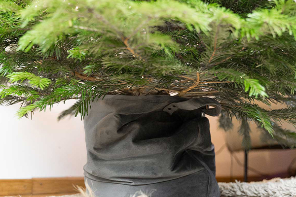 Christbaum in einem Stoffbehälter