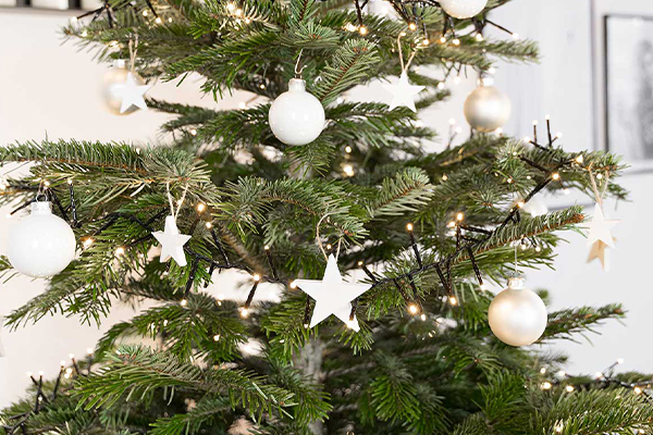 Christbaum mit Sternen und Christbaumkugeln und Lichterkette