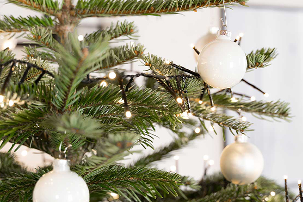 Christbaum Nahaufnahme mit Lichterkette und Christbaumkugeln