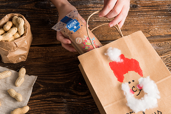 Nikolaussäckchen wird befüllt