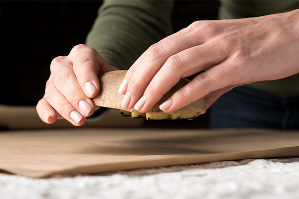 Kartoffeldruck wird auf Papier gebracht