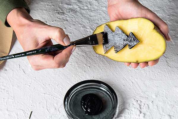 Kartoffeldruck Tanne wird schwarz bemalt