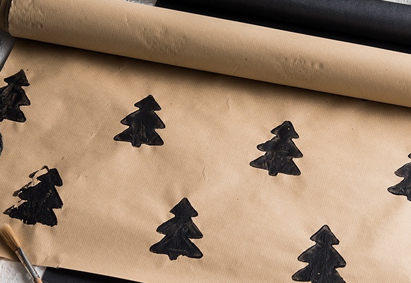 DIY Geschenkpapier mit Weihnachtsbäumen 