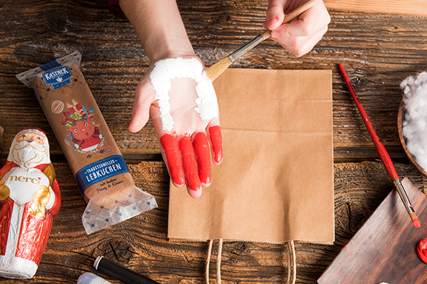 Hand wird rot und weiß bemalt