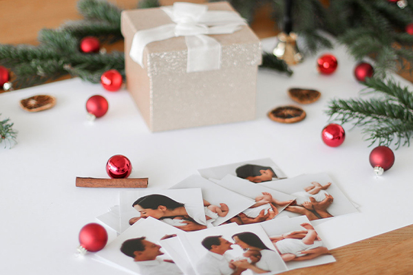 Bilder und eine Geschenkbox mit Weihnachtsdeko