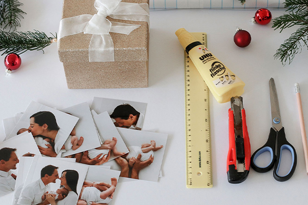 Bastelutensilien wie Kleber, Schere und Stifte