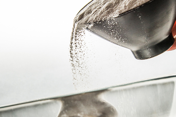 Natron wird in eine Schüssel geleert