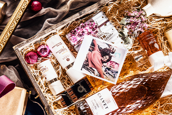 Geschenkbox in rosa tönen, mit Rosé und Beauty-Produkten