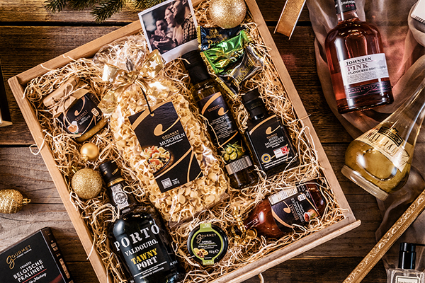 Geschenkbox in schwarzen Tönen, mit Gourmet Produkten von HOFER.