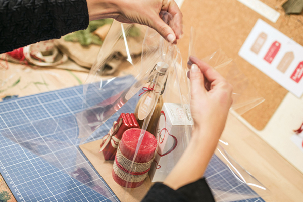 Kerze, Schokolade und kleines Fläschchen in Cellophan Folie