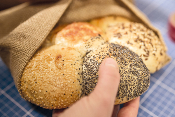 Bäckersonne wird in einen Jutesack gegeben