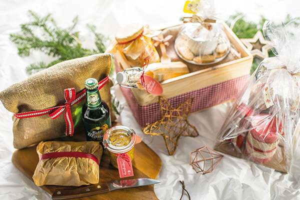Verpackte Geschenke in Naturtönen.
