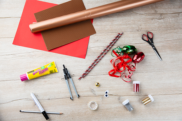 Bastelutensilien wie Kleber, Schere und Stifte