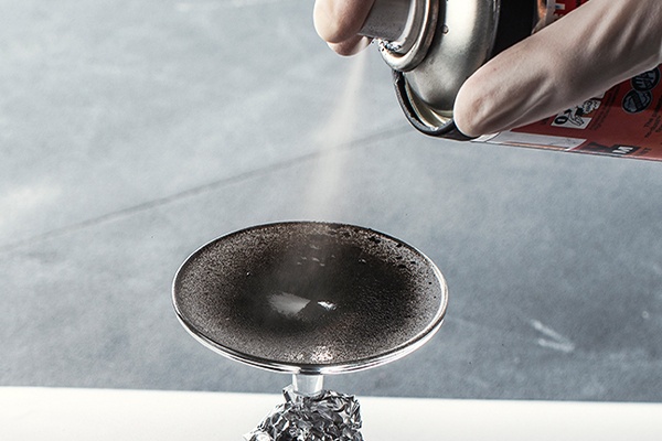 Glas-Unterseite mit schwarzer Sprayfarbe besprühen