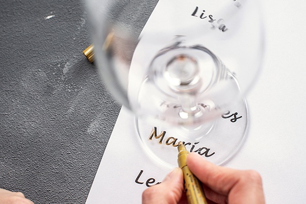 Vorlage unter den Glasfuß legen und Namen auf der Oberseite mit einem Lackstift nachzeichnen