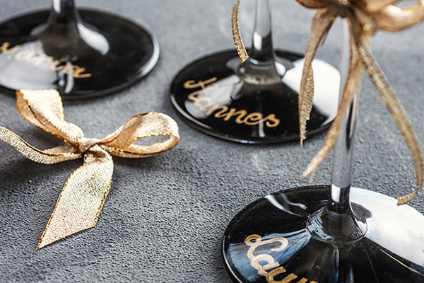 Namensschilder auf dem Glas