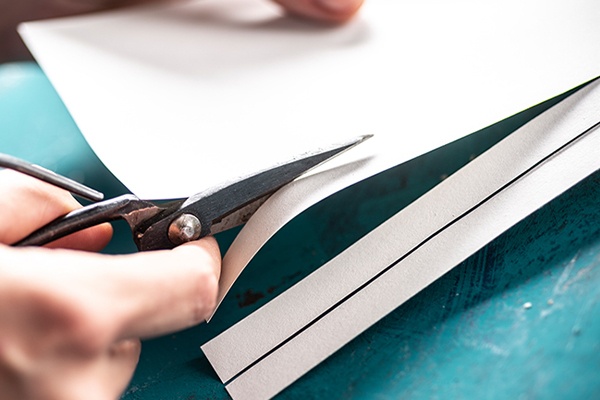 Tonpapier in kleine längliche Streifen schneiden 