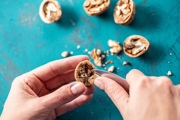 Walnüsse vorsichtig mit einem kleinen Messer öffnen und vom Innenleben befreien