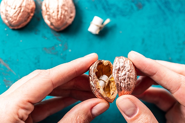 Nüsse mit Glücksbotschaft verkleben