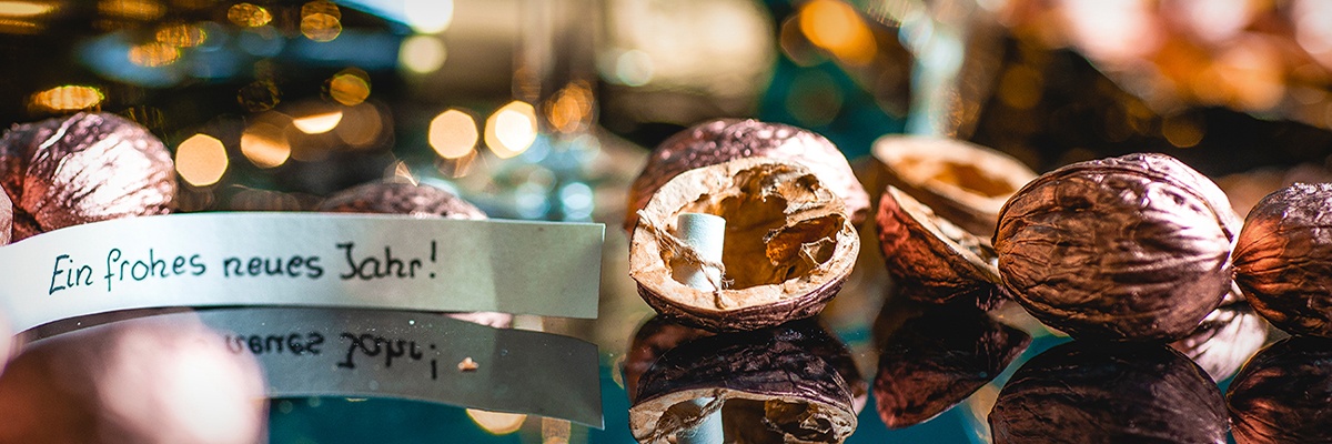 Glücksnüsse mit liebevollen Sprüchen selbst basteln