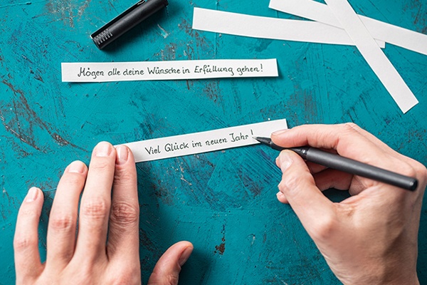 Die Streifen mit Glücksbotschaften beschriften 