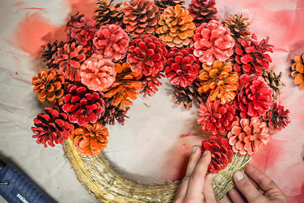 Kranz aus rot besprühten Zäpfen