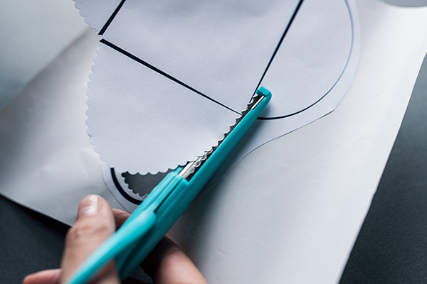 Papier wird mit Wellenschere geschnitten