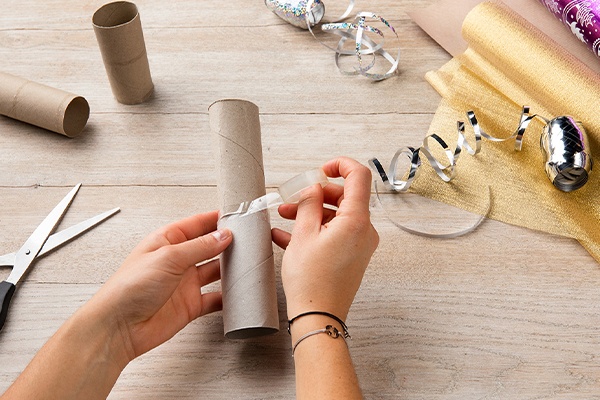 Knallbonbons aus zwei Klopapierrollen basteln