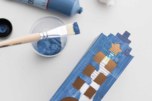 Milchkarton wird blau bemalt