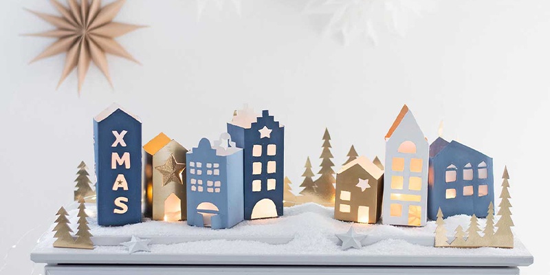 Winterliche Stadt aus Tetra Packungen auf Kunstschnee dekoriert 