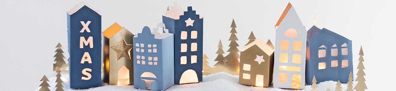 Winterliche Stadt aus Tetra Packungen auf Kunstschnee dekoriert 