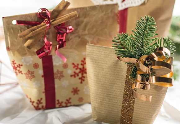 Weihnachtsgeschenke schön verpackt und mit Tannenzweigen dekoriert 
