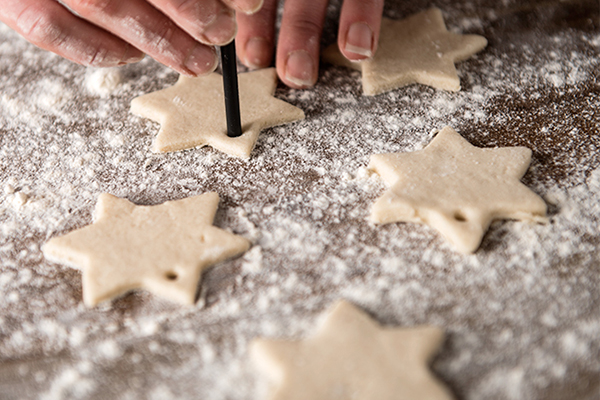 Sterne aus Salzteig auf bemehlter Arbeitsfläche