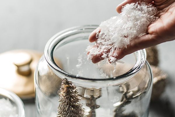 Kunstschnee wird in ein Glas gegeben