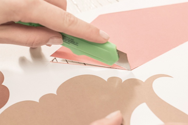 Vorlagen mit einem Cuttermesser ausschneiden 