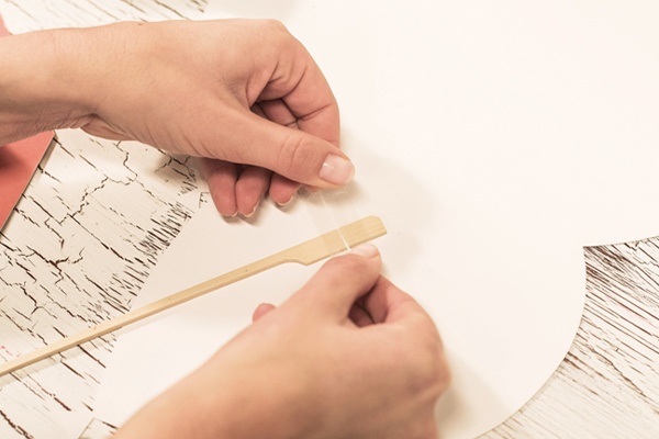 Holzstäbchen auf der Rückseite des Motivs als Halterung fixieren